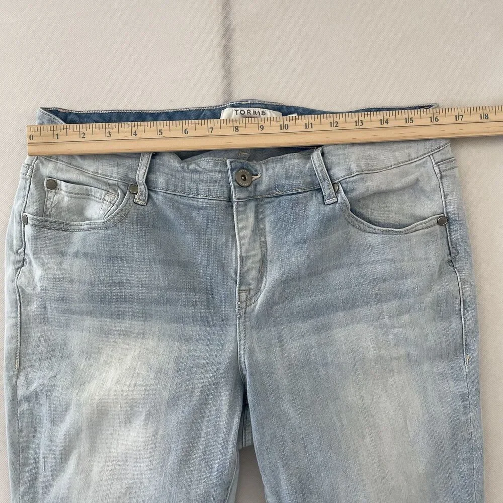 Torrid Denim Bermuda Jean Shorts Light Wash 5-Pocket Women Size 12 - Picture 2 of 10